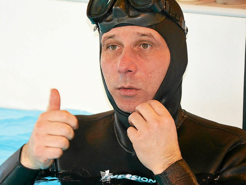 Samedi, Pascal Mazé tentera d'établir un record d'apnée en nage de surface.