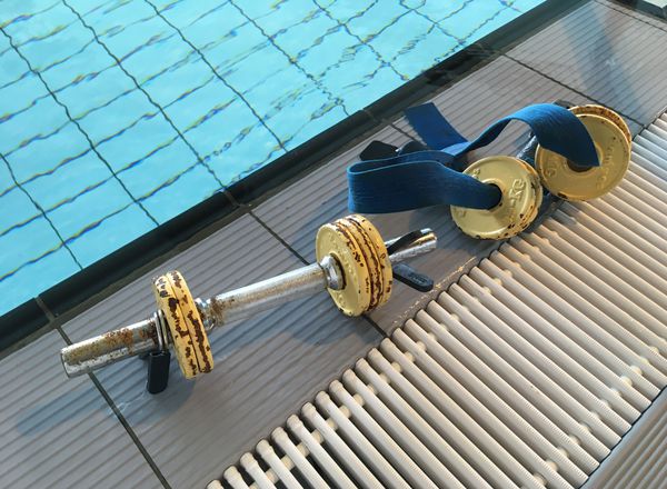 C'est grâce à ces poids qu'il portera en ceinture et dans ses mains que Pascal parviendra à se maintenir au fond pour marcher.