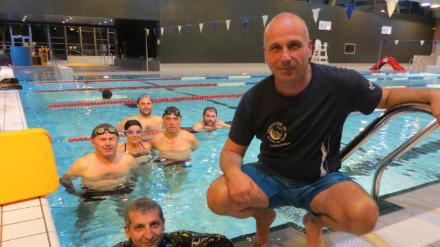 photo l’apnéiste champion du monde pascal mazé, à droite, avec anthony waget, moniteur d’apnée, et leurs élèves du jour. © ouest-france
