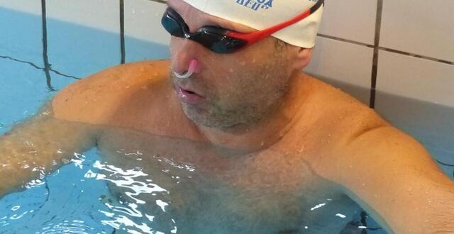 photo pascal mazé a parcouru 1,325 km, en apnée, en marchant durant une heure dans un bassin de 25 m.